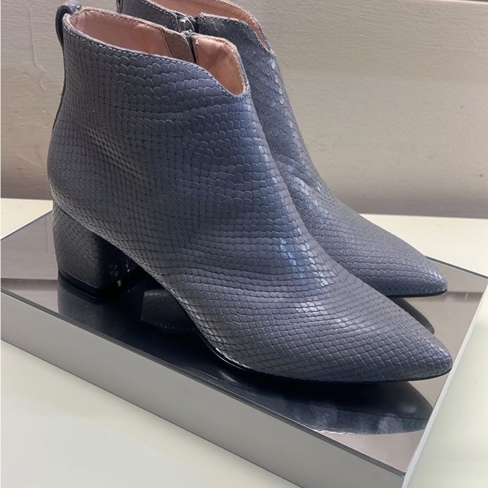 Agl MADE IN ITALY LEATHER Gray Textured Ankle Boots with V-Shaped Opening